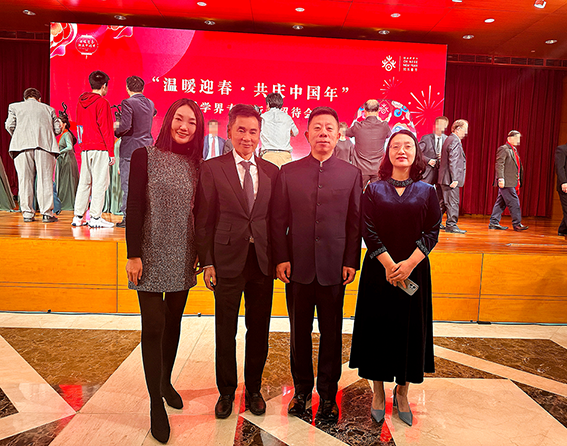 世貿(mào)通集團董事長、美中經(jīng)濟文化協(xié)會副主席、美國新移民聯(lián)盟主席Winner Xing博士與中國駐美國大使謝鋒（右一）合影