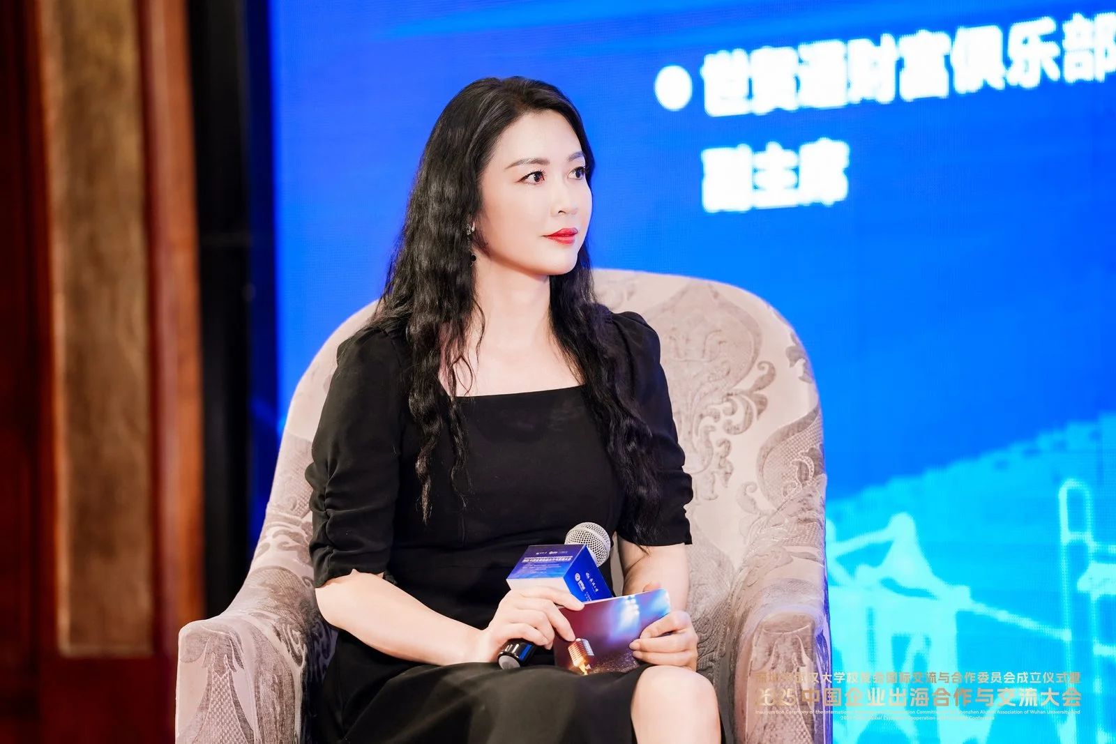 本次圓桌論壇主題研討環節，由世貿通財富俱樂部副主席羅良女士主持，率領朱幼麟、張緒穆、曾勝學、呂仕敢、朱必燈、謝卓亨六位嘉賓，聚焦企業出海與營商規劃，討論涉及營商環境、稅務規劃、商業佈局三大維度。